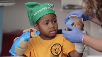 Американские хирурги пересадили кисти обеих рук восьмилетнему мальчику