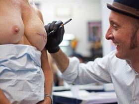 Художник татуировки нашел удивительное приложение своему таланту