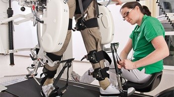 Робот учит пациентов ходить